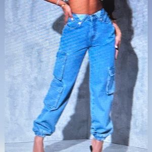 BNWT stylishly cargo jeans.